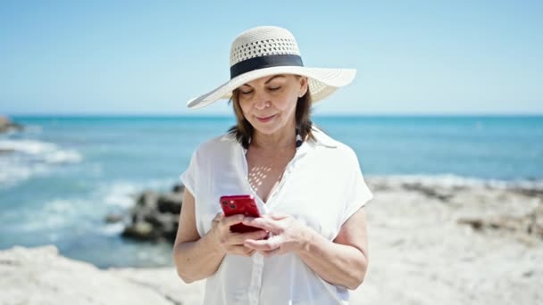 Średniowieczny Hiszpanka Turystka Uśmiechnięta Pewnie Zrobić Selfie Smartfonem Plaży — Wideo stockowe