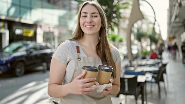 Jovem Bela Mulher Hispânica Garçonete Sorrindo Segurando Confiante Tirar Café — Vídeo de Stock