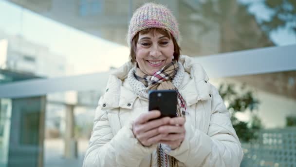 Mulher Hispânica Madura Sorrindo Confiante Usando Smartphone Rua — Vídeo de Stock