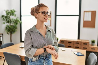 Kafkasyalı genç iş kadını gülümseyen kendine güvenen ofis nöbetçisi.