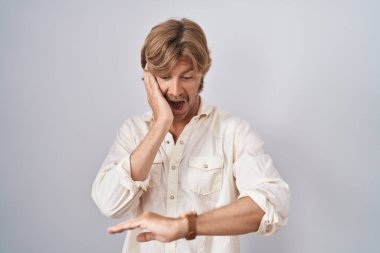 Orta yaşlı bir adam tecrit edilmiş bir geçmişin başında dikilip saatin saatine bakıyor. Endişeli ve geç kalmaktan korkuyor. 