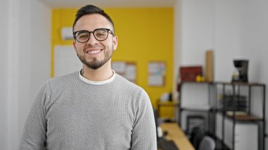 İspanyol iş adamı ofiste duruyor.