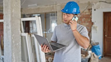  İnşaat alanında akıllı telefondan konuşan bir mimar