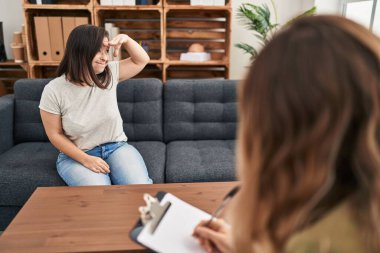 Down sendromlu İspanyol kız terapi yapıyor. Çok mutlu ve gülümsüyor. Çok uzaklara bakıyor. arama kavramı. 