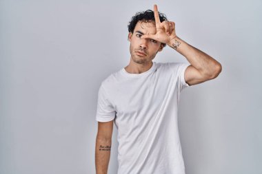 İspanyol adam izole arka planda duruyor. Alnında parmakları olan insanlarla alay ediyor. Ezik hareketler yapıyor, alay ediyor, hakaret ediyor.. 