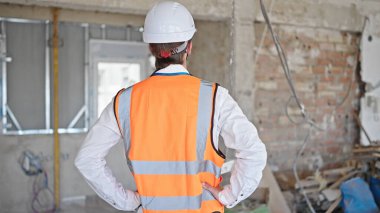 Kafkasyalı genç bir mimar sokakta dikiliyor.