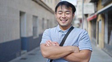  Güler yüzlü, kendine güvenen caddede çapraz hareketlerle duran