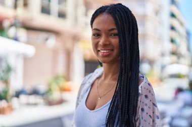 Sokakta kendine güvenen Afrikalı Amerikalı kadın gülümsüyor