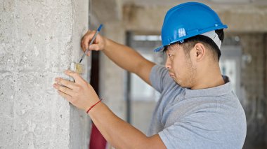  İnşaat alanındaki duvarda mimar yazısı işareti