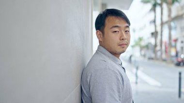  Sokakta ciddi bir ifadeyle dikiliyorum