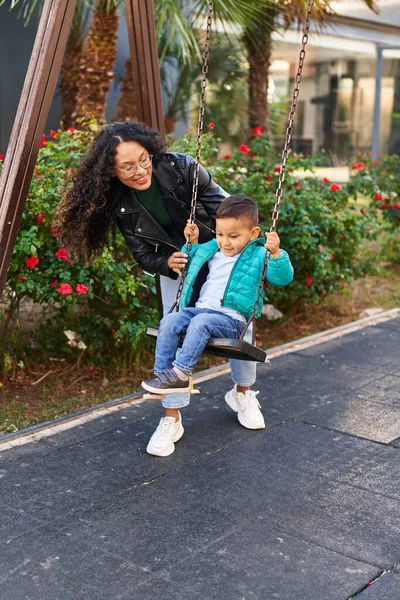 Mother Son Playing Swing Park — Stock Photo, Image