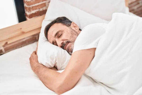 Mężczyzna Średnim Wieku Leżący Łóżku Śpiący Sypialni — Zdjęcie stockowe
