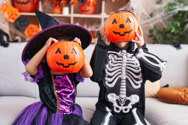 Roztomilý Chlapec Dívka Halloween Party Drží Dýňový Koš Přes Tvář — Stock fotografie