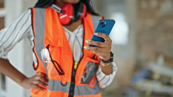 建設現場でスマートフォンを使用してアフリカ系アメリカ人の女性のビルダー — ストック写真