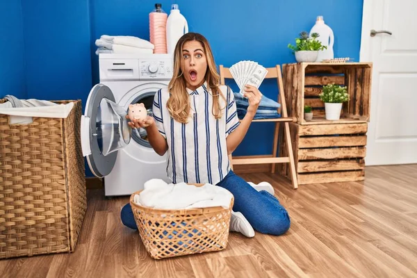 Ung Blond Kvinna Gör Tvätt Spara Pengar Rädd Och Chockad — Stockfoto