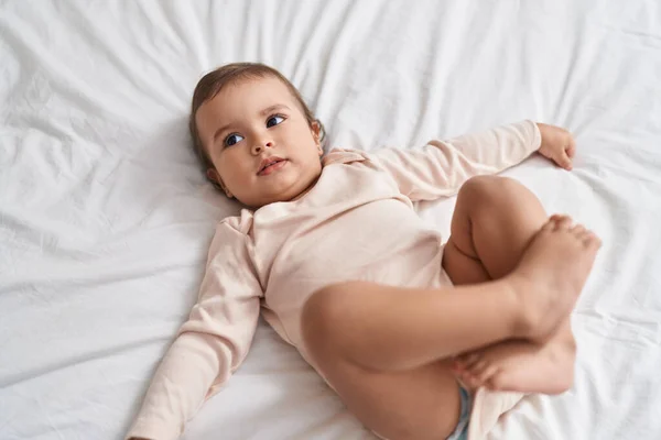 Liebenswertes Hispanisches Baby Bett Liegend Mit Entspanntem Gesichtsausdruck Schlafzimmer — Stockfoto