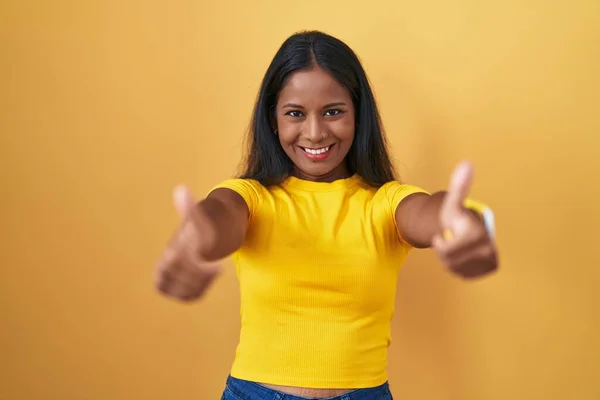 Sarı Arka Planda Duran Genç Hintli Kadın Elleriyle Olumlu Bir — Stok fotoğraf