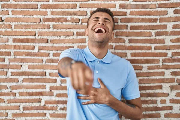 Brazilian Young Man Standing Brick Wall Laughing You Pointing Finger — Stock Photo, Image