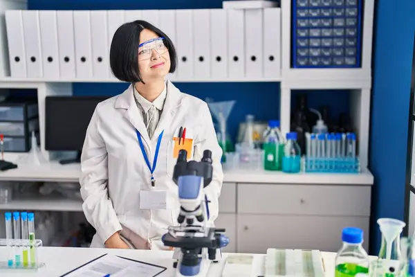 Mujer Asiática Joven Que Trabaja Laboratorio Científico Mirando Hacia Otro —  Fotos de Stock