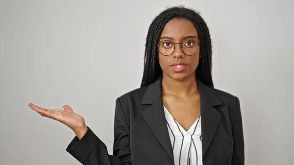 Africano Americano Mulher Trabalhador Negócios Com Expressão Séria Apresentando Sobre — Fotografia de Stock