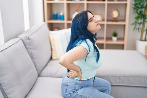 Young Caucasian Woman Suffering Backache Sitting Sofa Home — Stock Photo, Image