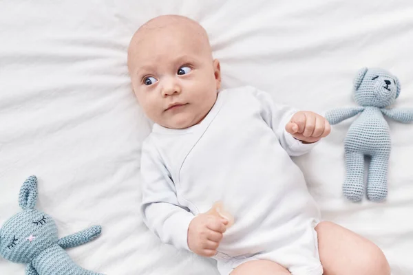 Adorable Caucasian Baby Lying Bed Dolls Bedroom — Stok fotoğraf