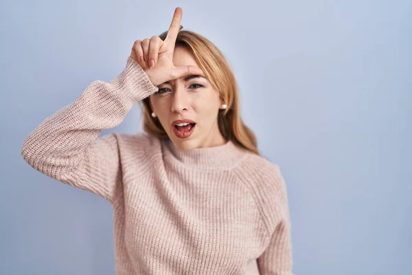Hispanic Woman Standing Blue Background Making Fun People Fingers Forehead — Stock Photo, Image