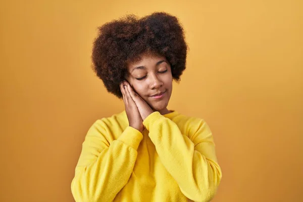 Mladá Africká Americká Žena Stojící Nad Žlutým Pozadím Spí Unavená — Stock fotografie