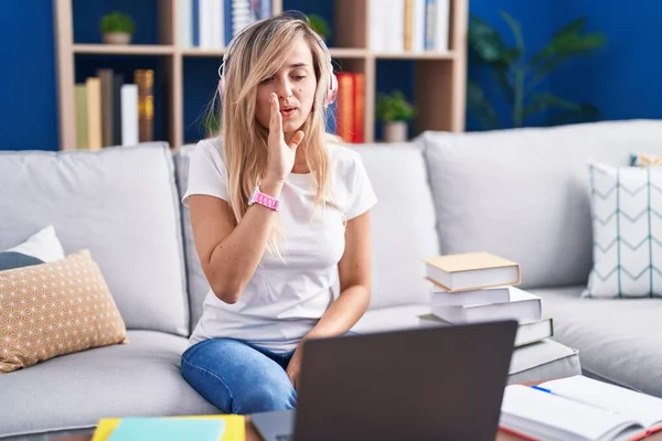 Junge Blonde Frau Studiert Mit Computer Laptop Hause Hand Auf — Stockfoto
