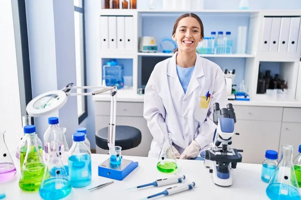 Молодая Брюнетка Женщина Работающая Лаборатории Ученого Выглядит Позитивно Счастливо Стоя — стоковое фото