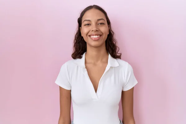 Mulher Hispânica Jovem Vestindo Camisa Branca Casual Com Sorriso Feliz — Fotografia de Stock