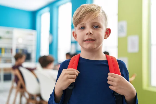 Sınıfta Kendine Güvenen Sevimli Beyaz Çocuk Gülümsüyor — Stok fotoğraf