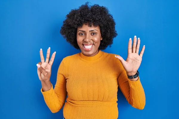 Zwarte Vrouw Met Krullend Haar Staan Blauwe Achtergrond Tonen Wijzen — Stockfoto