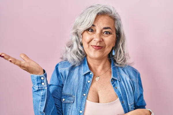 Middle Age Woman Grey Hair Standing Pink Background Smiling Cheerful —  Fotos de Stock
