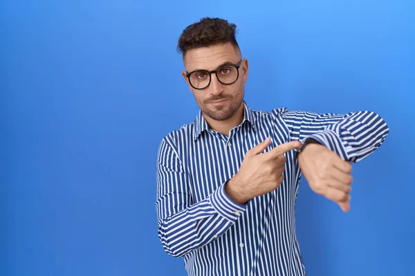 Hombre Hispano Con Barba Llevando Gafas Apuradas Apuntando Ver Tiempo —  Fotos de Stock