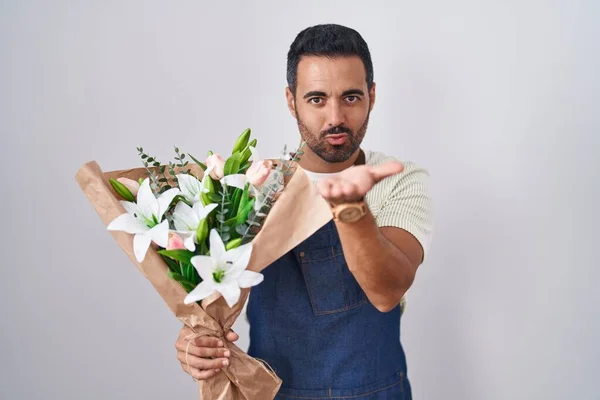 Homem Hispânico Com Barba Trabalhando Como Florista Olhando Para Câmera — Fotografia de Stock