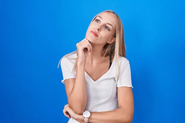 Young Caucasian Woman Standing Blue Background Hand Chin Thinking Question —  Fotos de Stock