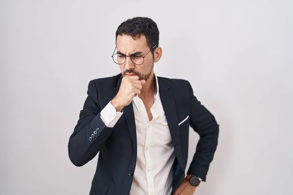 Όμορφος Επιχειρηματίας Ισπανόφωνος Άνθρωπος Στέκεται Πάνω Από Λευκό Φόντο Αίσθημα — Φωτογραφία Αρχείου