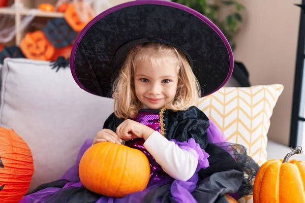 Imádnivaló Szőke Lány Boszorkány Jelmezt Visel Halloween Party Otthon — Stock Fotó