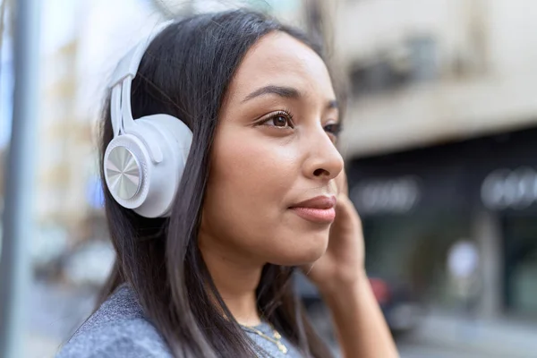 Ung Arabiska Kvinna Lyssnar Musik Gatan — Stockfoto