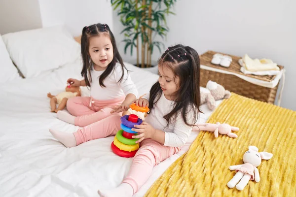 Adorable Twin Girls Playing Hoops Game Sitting Bed Bedroom — Stock Photo, Image