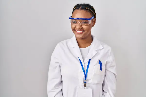 Africano Americano Mulher Com Tranças Vestindo Roupão Cientista Olhando Positivo — Fotografia de Stock
