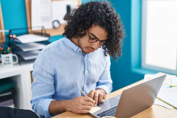 Young Latin Man Business Worker Using Laptop Writing Reminder Paper — Stock Photo, Image