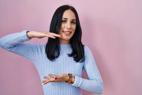 Hispanic Woman Standing Pink Background Gesturing Hands Showing Big Large — 图库照片