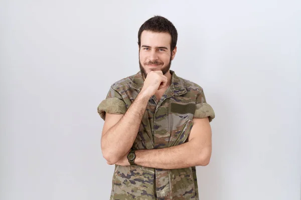 Jonge Spaanse Man Draagt Camouflage Legeruniform Kijkt Vol Vertrouwen Naar — Stockfoto