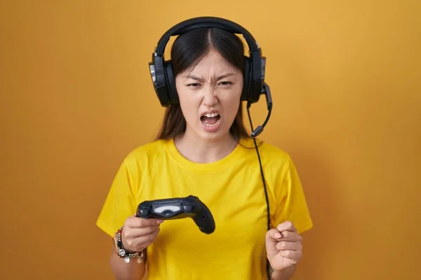 Chinese Young Woman Playing Video Game Holding Controller Angry Mad — Stock Photo, Image
