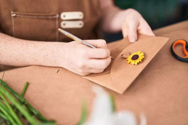 Junge Rothaarige Floristin Schreibt Auf Umschlag Brief Blumenladen — Stockfoto