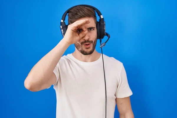 Hombre Hispano Con Barba Escuchando Música Usando Auriculares Haciendo Gesto —  Fotos de Stock