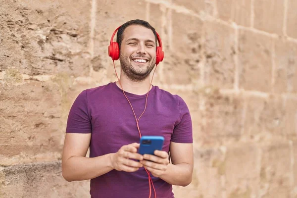 Jovem Sorrindo Confiante Ouvir Música Sobre Fundo Tijolo Isolado — Fotografia de Stock