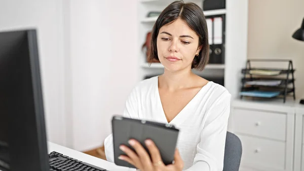 Young Beautiful Hispanic Woman Business Worker Using Touchpad Computer Office — Stock Photo, Image